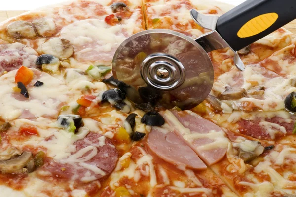 Pizza med kniv makro Stockbild