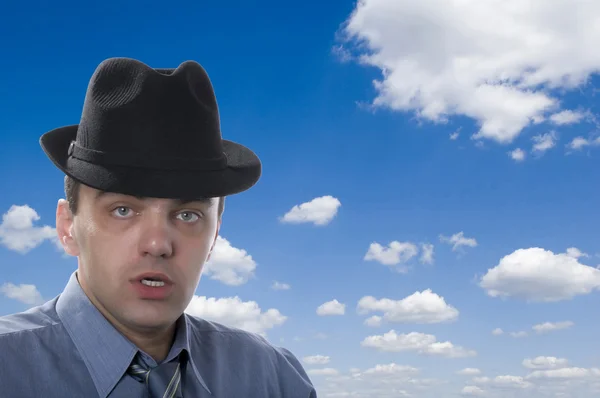 Mavi gökyüzü siyah şapka giyen adamlar — Stok fotoğraf