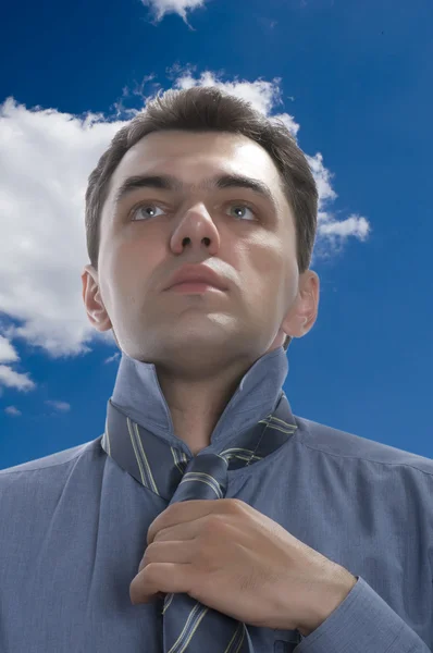 Mężczyzn zrobić krawat na niebo — Zdjęcie stockowe