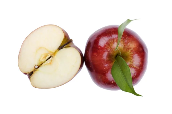 Řezání jablko na bílém pozadí — Stock fotografie