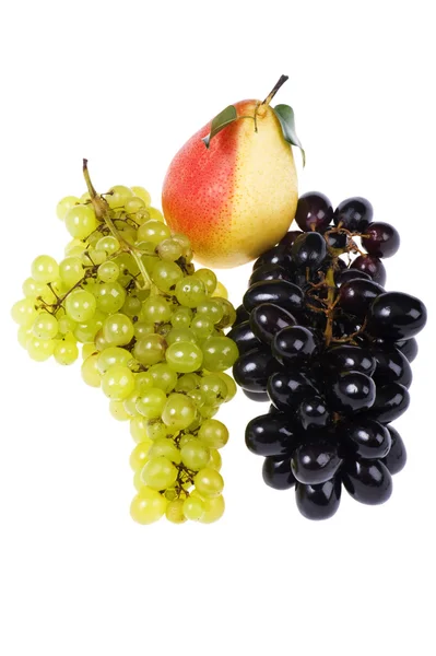 Trauben mit Birne auf Weiß — Stockfoto
