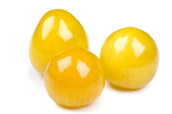 Prune jaune sur macro blanc — Photo