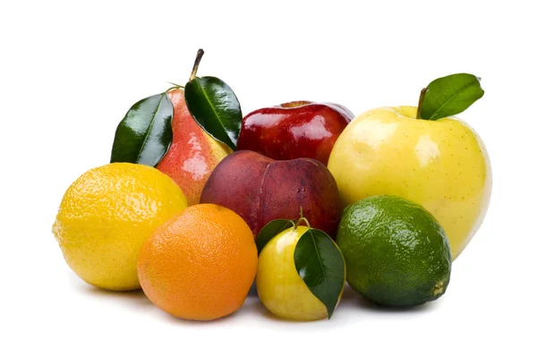 Fruta fresca sobre fondo blanco — Foto de Stock