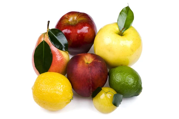 Цветные фрукты на белом фоне — стоковое фото