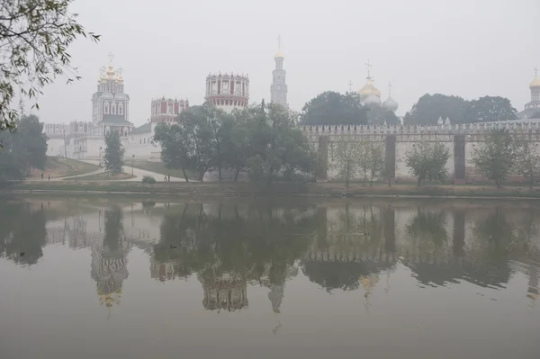 Moskou novo devichiy klooster in smog — Stockfoto
