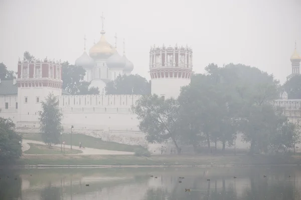 Moskva novo devichiy klášter v smog2 — Stock fotografie