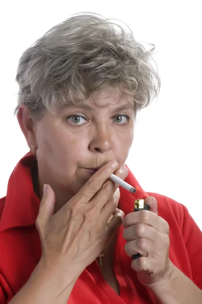Kvinna i rött med cigarett — Stockfoto