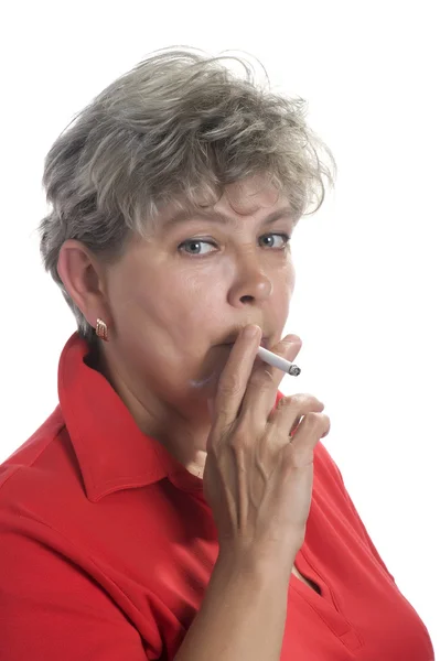 Kvinna i röd med cigarett närbild — Stockfoto