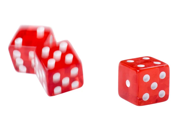 Cubo de jogo vermelho no fundo branco — Fotografia de Stock