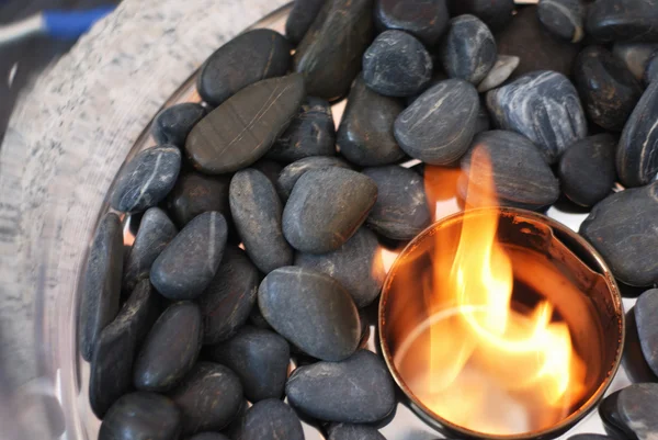 Камни и пламя — стоковое фото