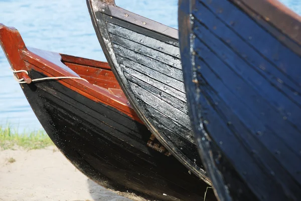 Drie houten boten op de oever — Stockfoto