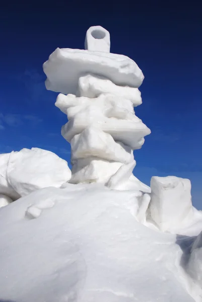 Sněhová socha proti modré obloze — Stock fotografie