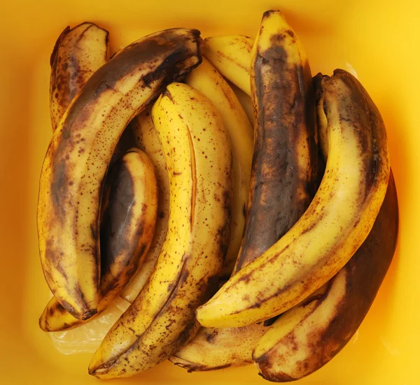 Пятнистые бананы — стоковое фото