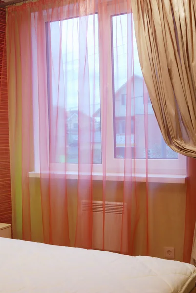 Окно в спальне — стоковое фото