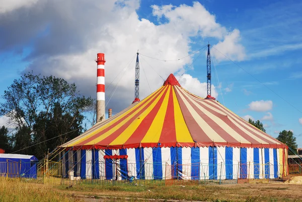 Barraca de circo listrado — Fotografia de Stock