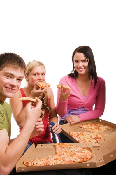 Amigos divirtiéndose y comiendo pizza — Foto de Stock