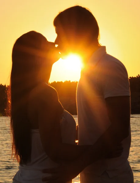 Coppia che si abbraccia, godendo il tramonto estivo . — Foto Stock