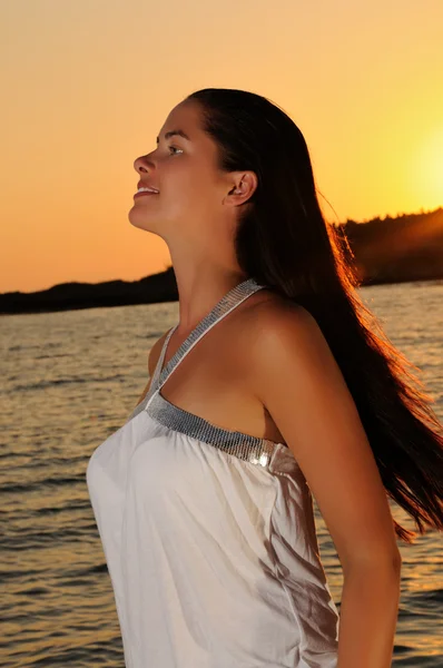Jonge mooie vrouw op het strand — Stockfoto