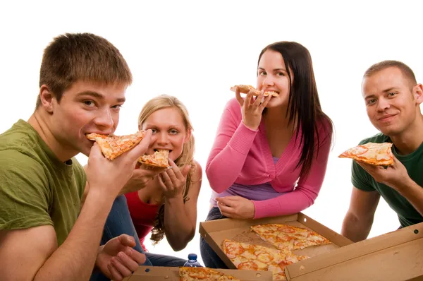 Друзья веселятся и едят пиццу — стоковое фото