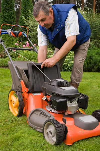 Senior man mowing the lawn — Stock Photo, Image