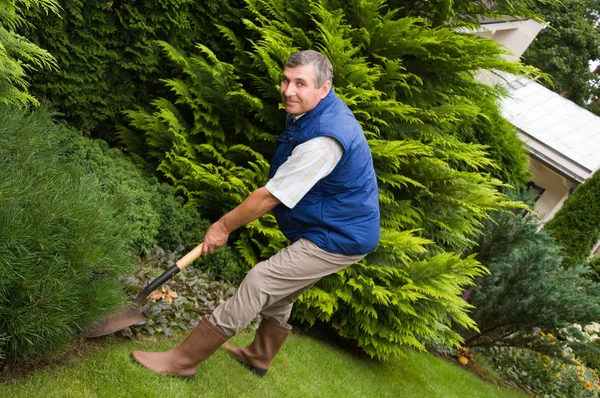 Homme travaillant dans le jardin — Photo