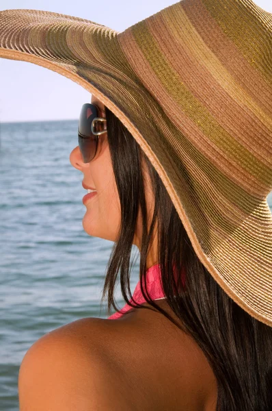 Женщина, стоящая на берегу на пляже — стоковое фото
