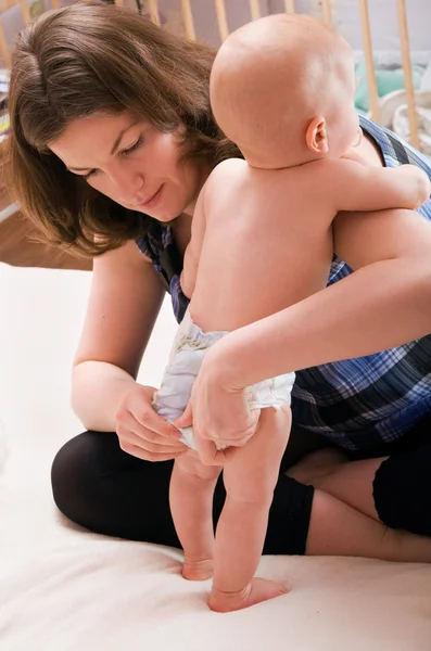 Mamma che cambia il pannolino del bambino — Foto Stock