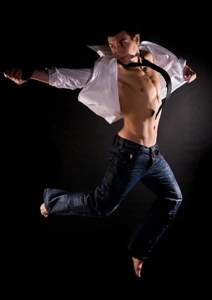 Moderner Akrobat springt vor Schwarz — Stockfoto