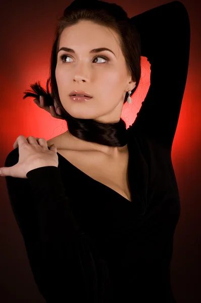 Retrato de una hermosa joven sobre el fondo rojo — Foto de Stock