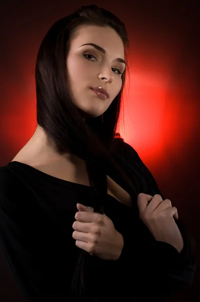 赤の背景に美しい若い女性の肖像画 — ストック写真