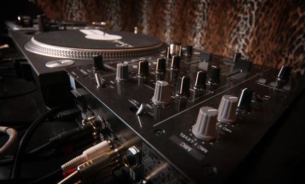DJ-Decks und Mixer — Stockfoto