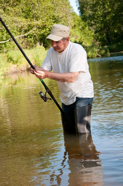 Een visser visserij op een rivier — Stockfoto