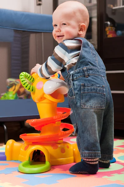 Liten pojke leker med leksak — Stockfoto