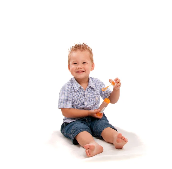 Små barn leker med såpbubblor — Stockfoto