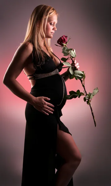 孕妇与玫瑰的肖像 — 图库照片
