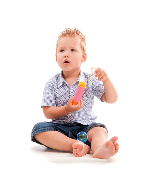 Pequeno bebê brincando com bolhas de sabão — Fotografia de Stock