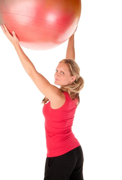 Mulher loira se exercitando com uma bola de pilates — Fotografia de Stock
