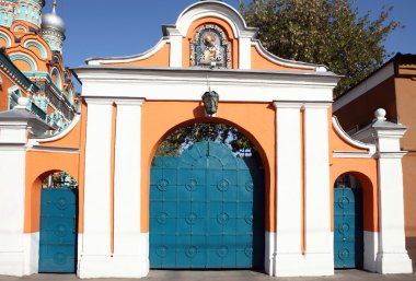 Kilise kapısı