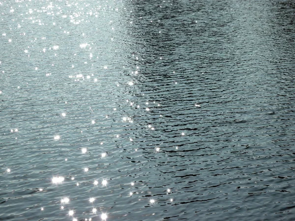 Glare on water in city park pond — Stock Photo, Image