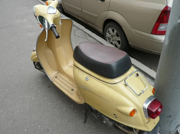 Moteur-scooter sur chaussée le jour — Photo