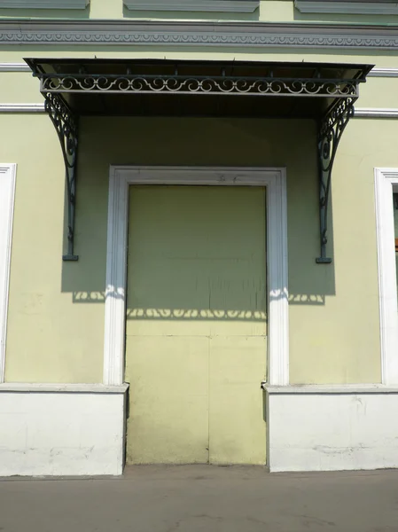 Старая желтая стена с дверью — стоковое фото
