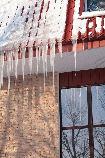 冬日建筑屋顶的冰柱 — 图库照片