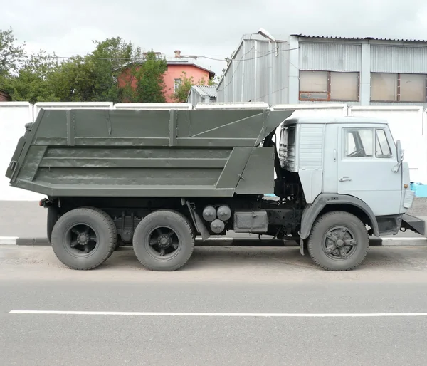 Серый грузовик на дороге — стоковое фото