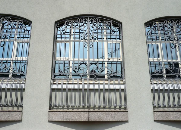 Окна здания с сеткой — стоковое фото