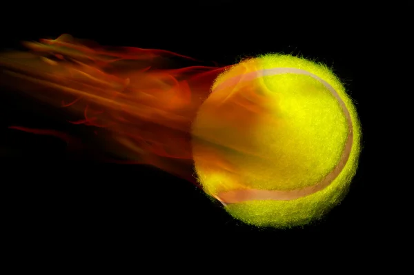 火の上のテニスボール — ストック写真
