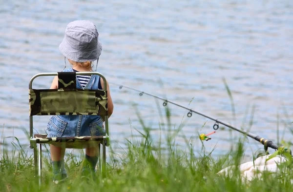Niño pequeño con caña de pescar —  Fotos de Stock