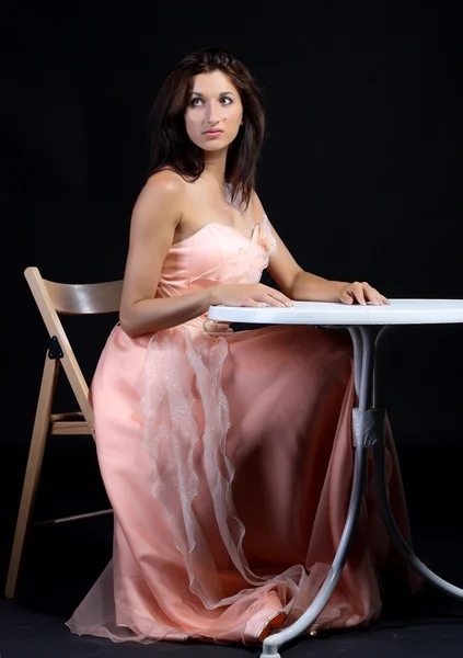 Portret van jonge vrouwen, gekleed in een roze jurk — Stockfoto