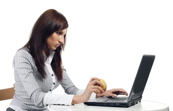 Müde Frauen sitzen am Computer — Stockfoto