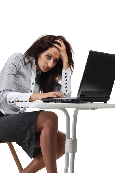 Bilgisayar ile oturup yorgun kadın — Stok fotoğraf