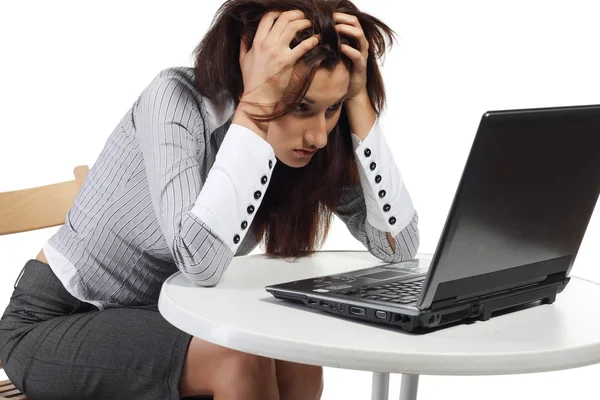 Zmęczony kobiet siedzi na komputerze — Zdjęcie stockowe